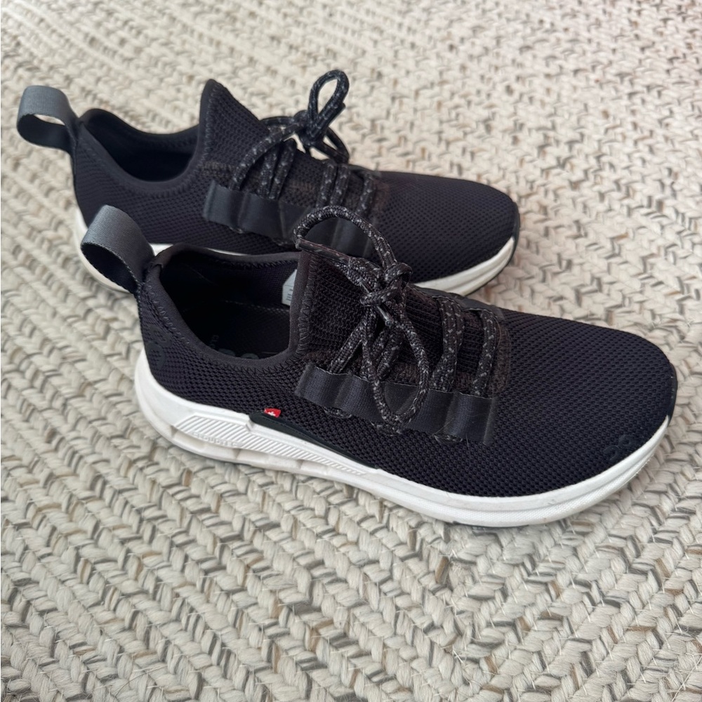 On CloudEasy Sneakers